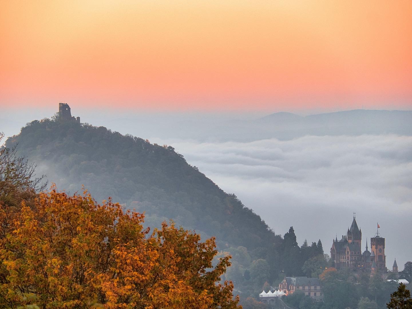 Drachenfels  und Drachenburg bei Sonnenaufgang