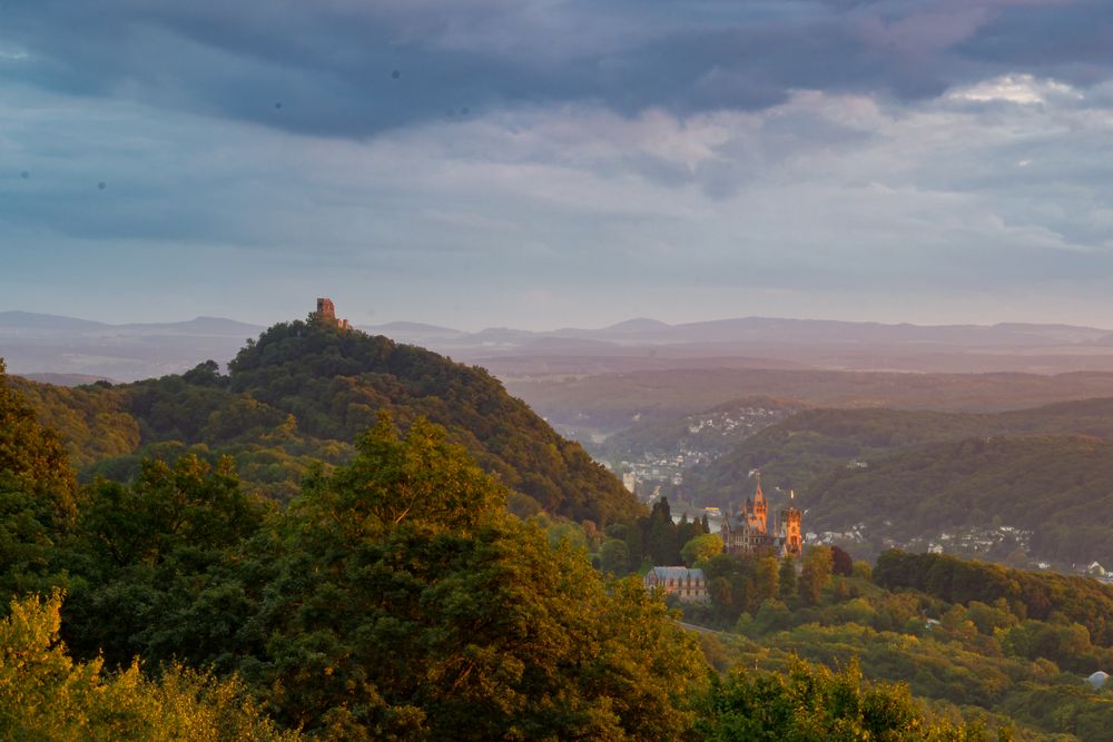 Drachenfels und Schloß Drachenburg in der Abendsonne