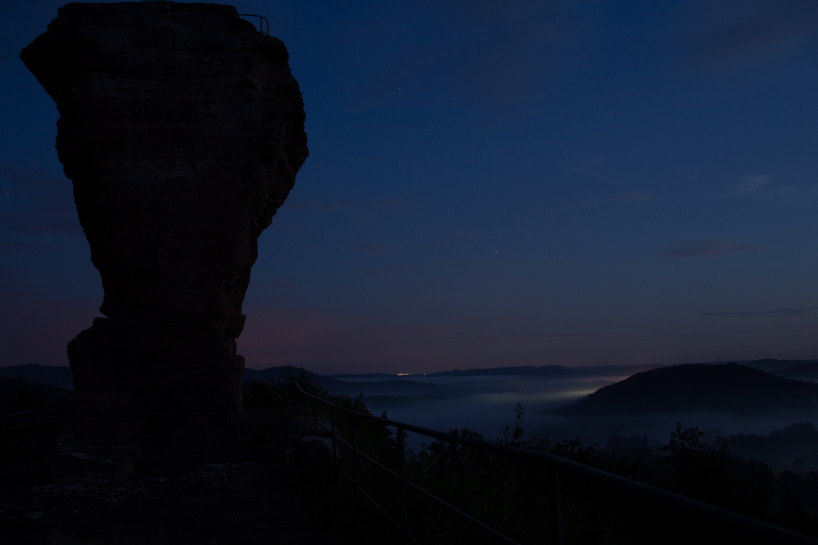 Drachenfels vor Sonnenaufgang