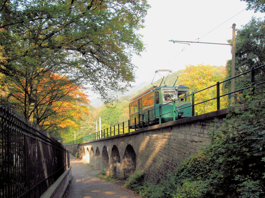 Drachenfelsbahn im Herbst