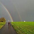 Drachenfliegen unterm  (doppeltem)Regenbogen