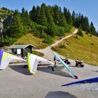 Drachenflieger auf dem Tegelberg bereiten ihren Abflug vor