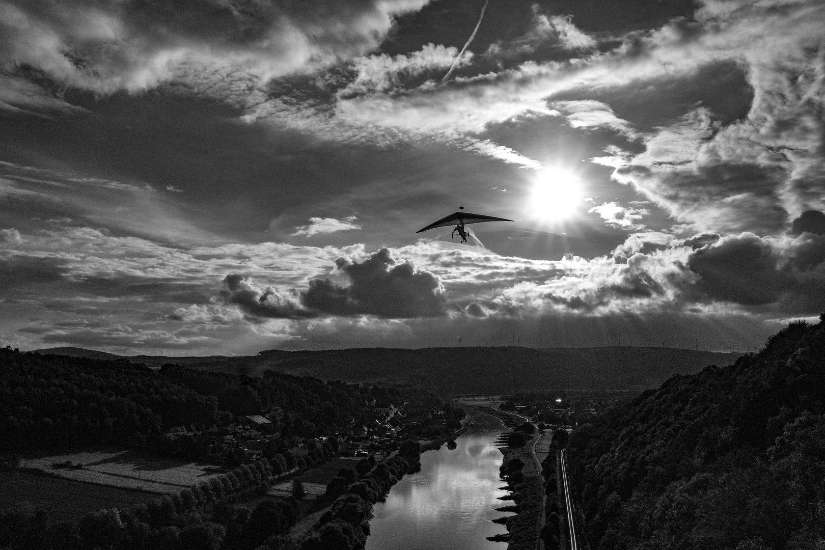 Drachenflieger über der Weser