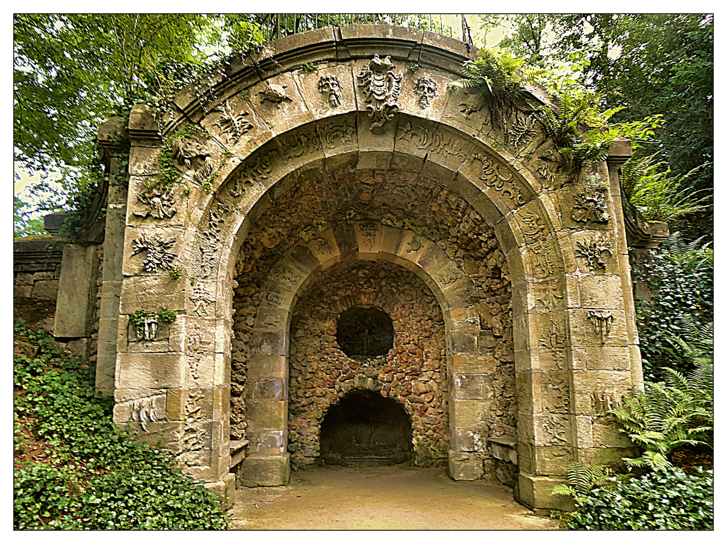 Drachenhöhle im Schlossgarten der Eremitage Foto & Bild landschaften