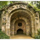 Drachenhöhle im Schlossgarten der Eremitage