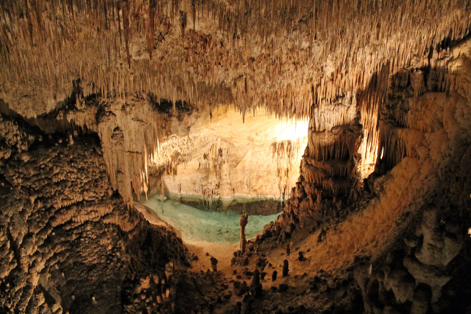 Drachenhöhle mit See