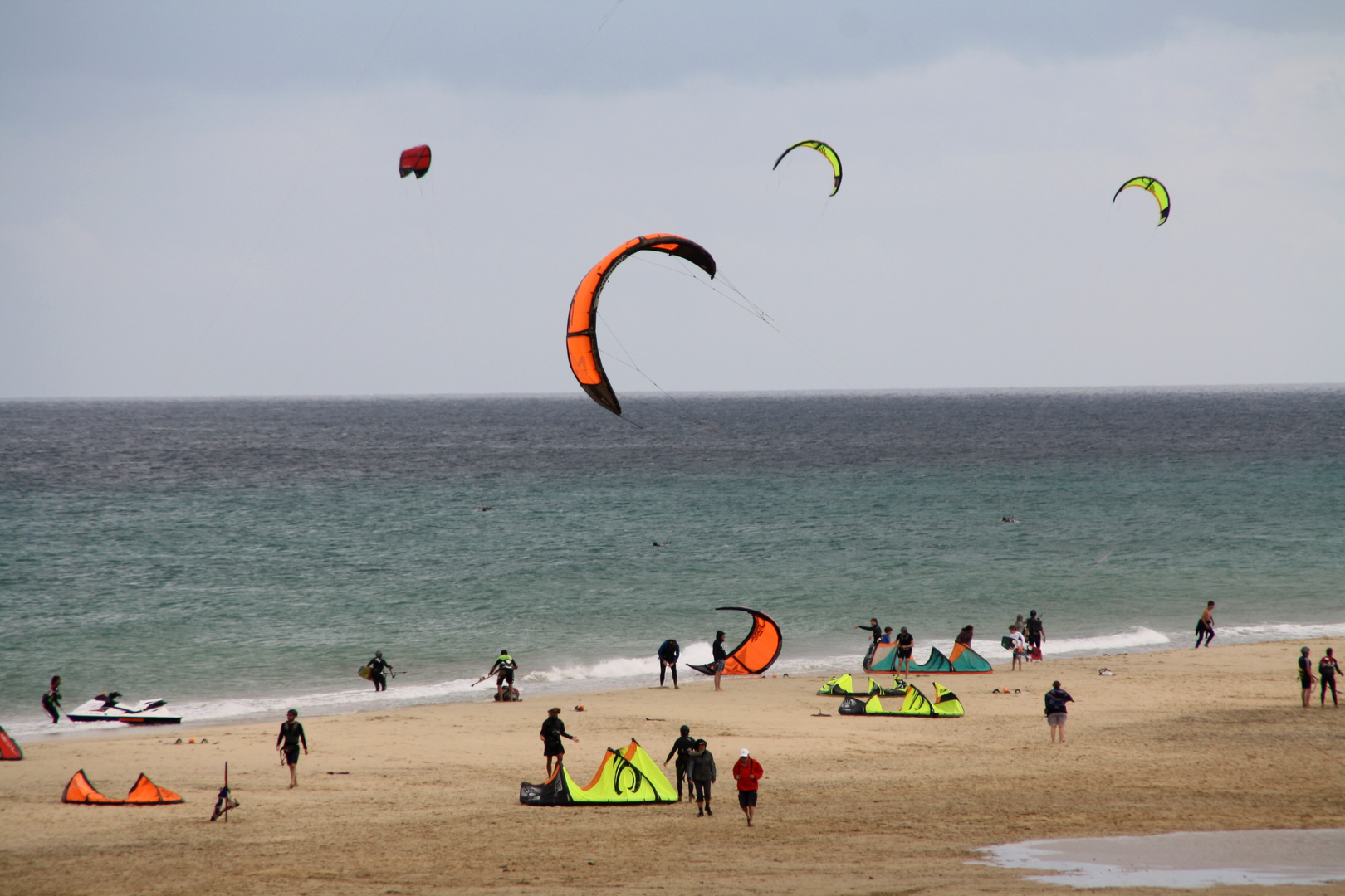 Drachensteigen am Strand