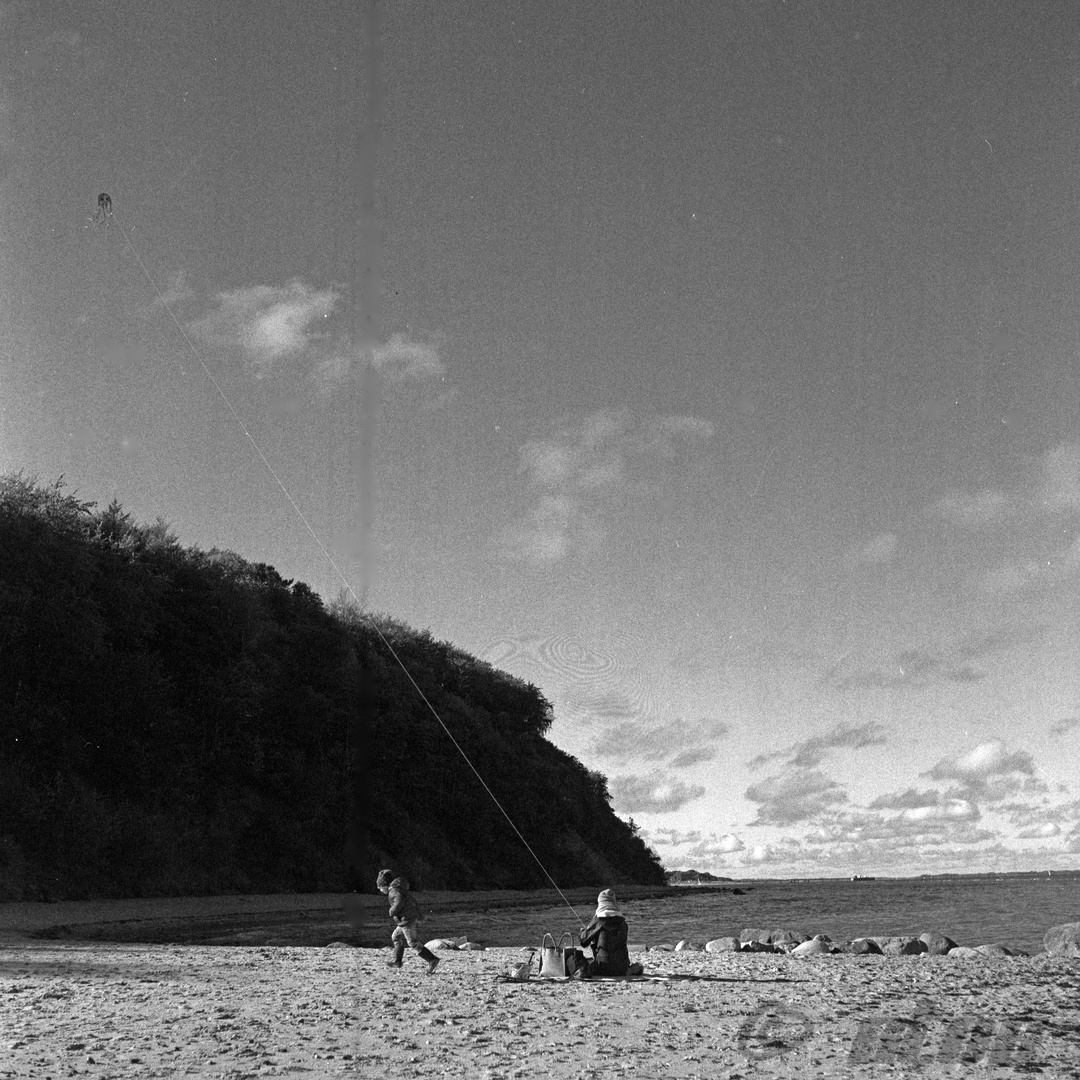 Drachensteigen am Strand vor der Steilküste