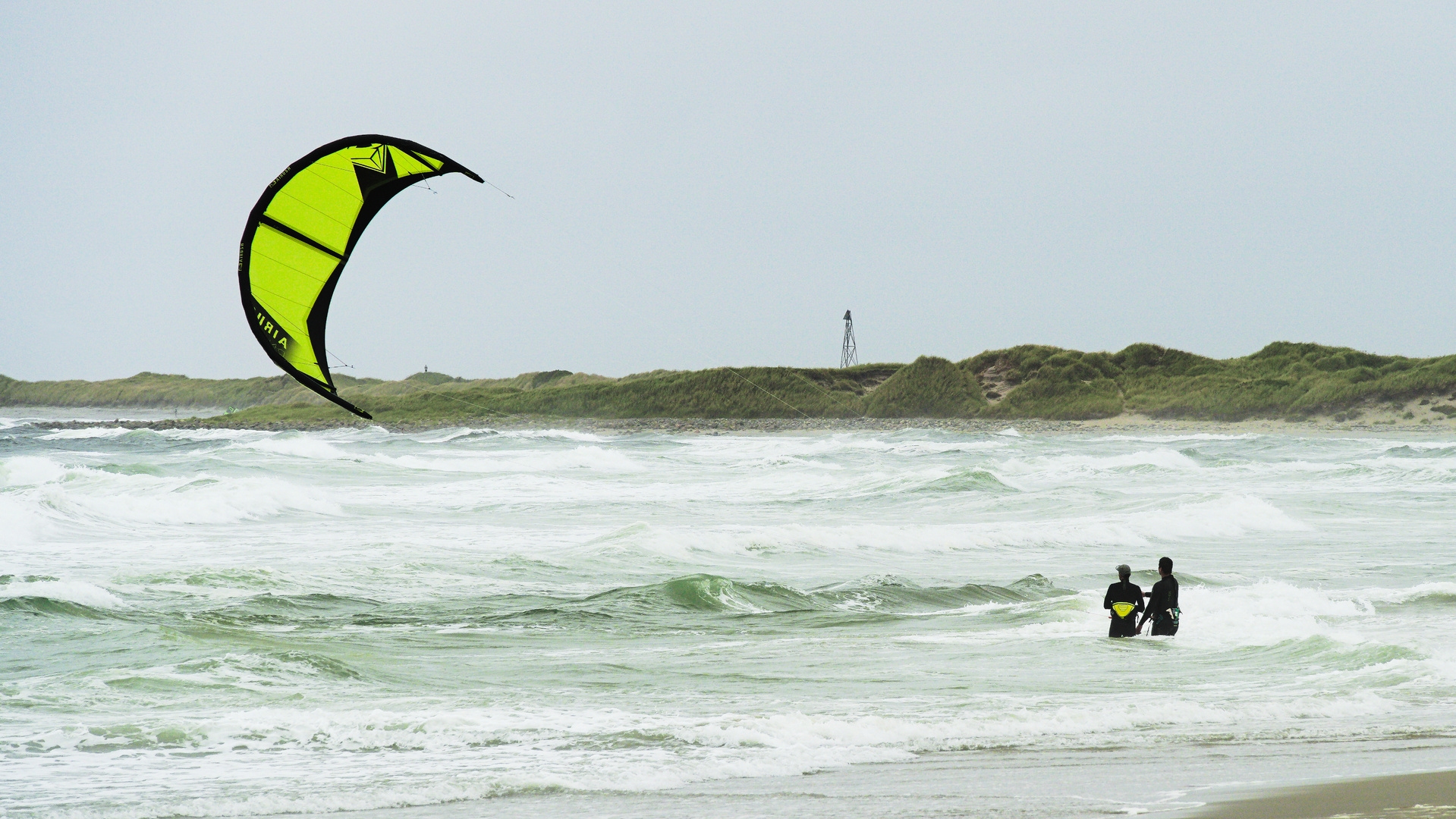 Drachensteigen im Meer