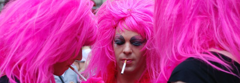 Drag Queens bei Zigarettenpause