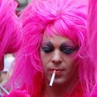 Drag Queens bei Zigarettenpause