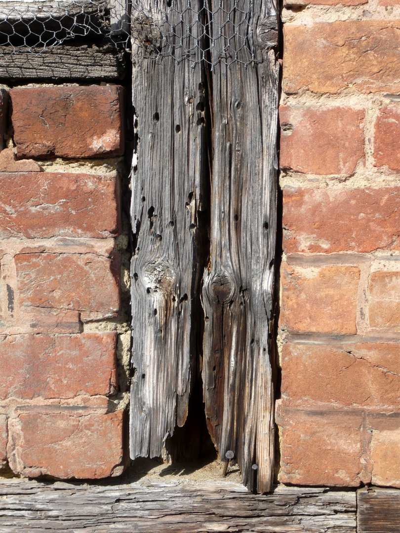 Draht, Holz und Stein