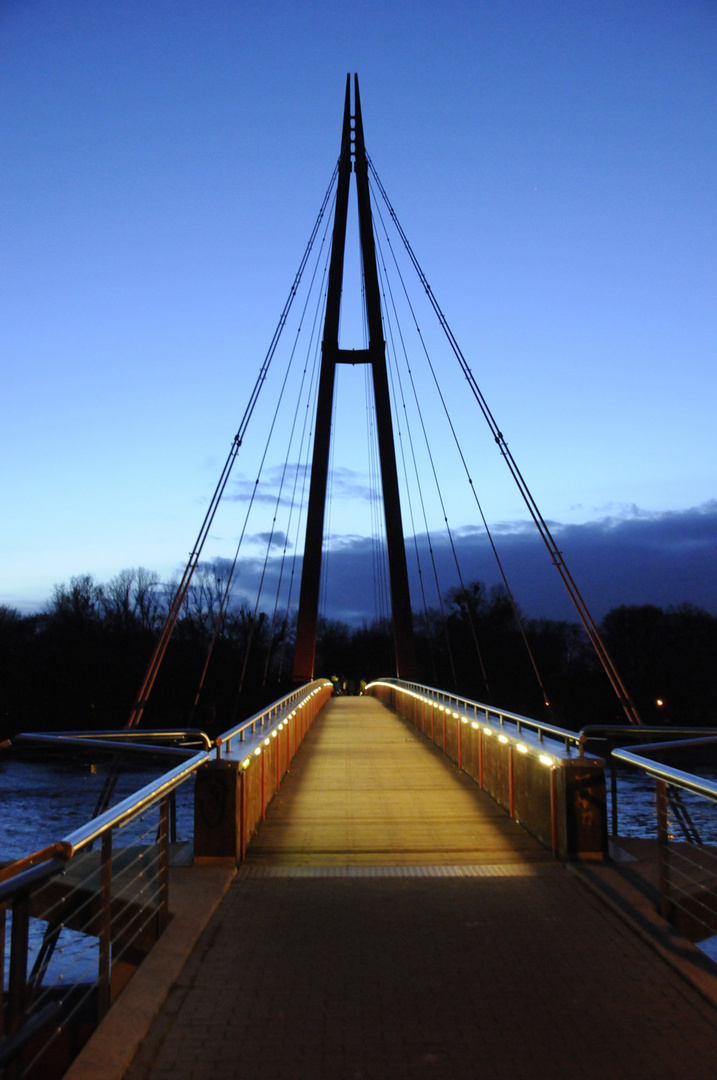 Drahtbrücke bei Nacht