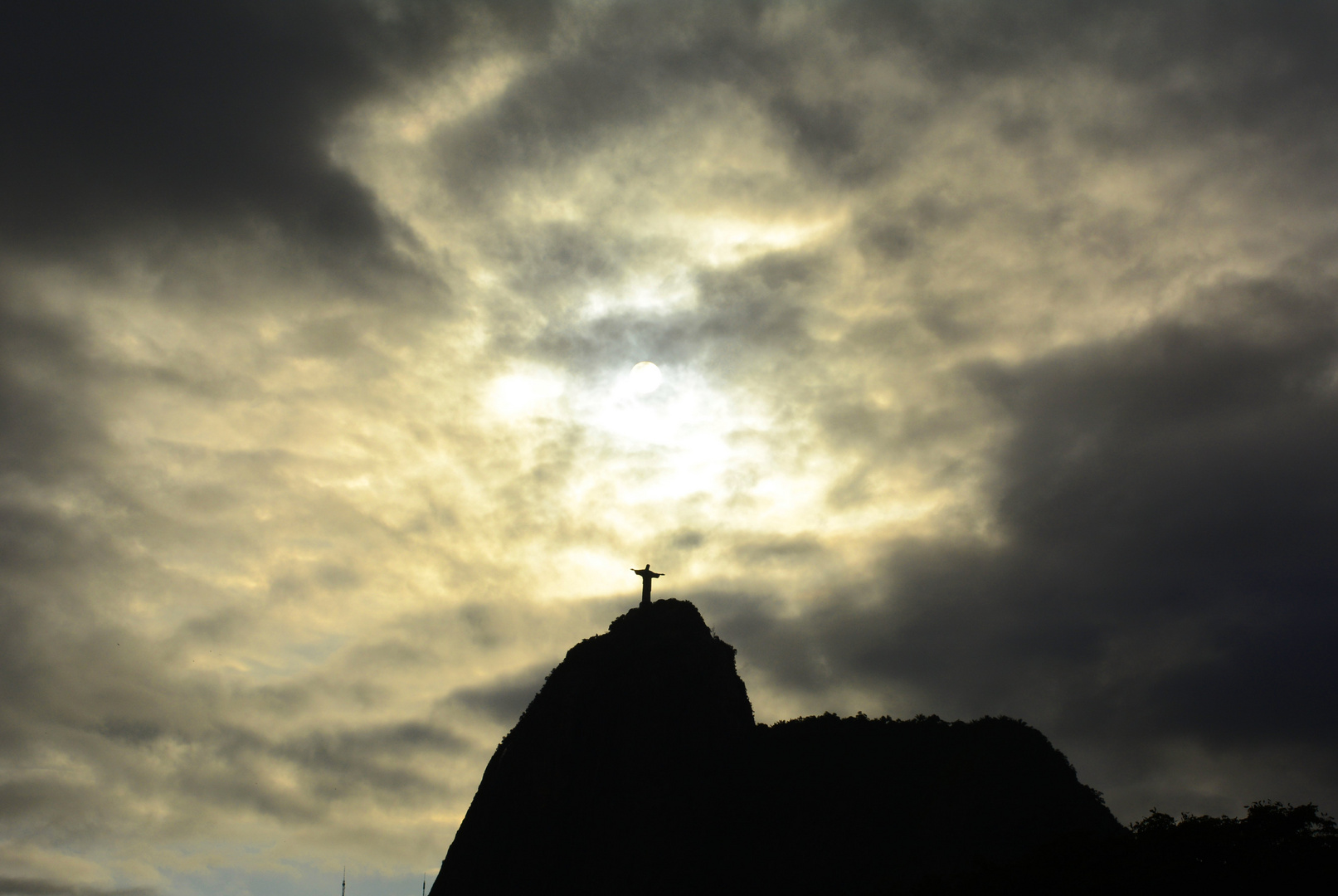 drama-sun-sky-above-Christ-the-Redeemer-statue-Rio