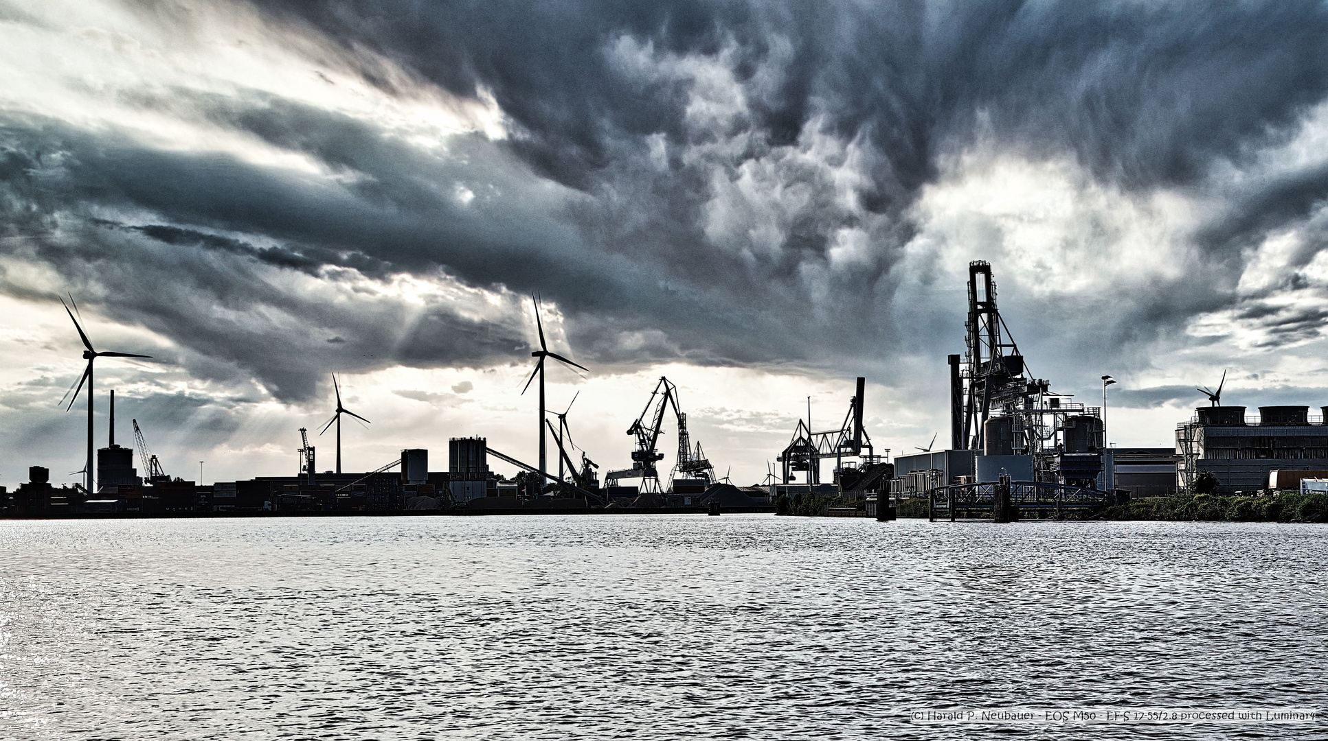 Dramatic moment in the port Bremen