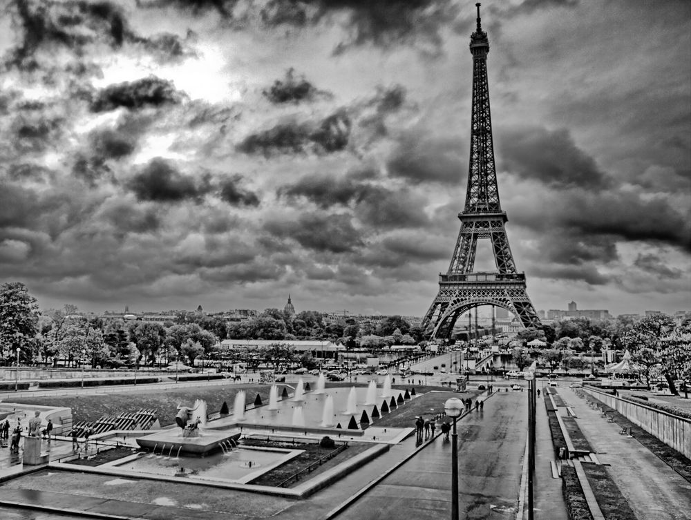 Dramatic Tour de Eiffel