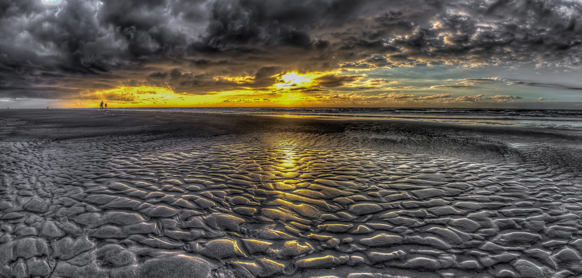 Dramatik aus Wolken und Licht an der Nordsee