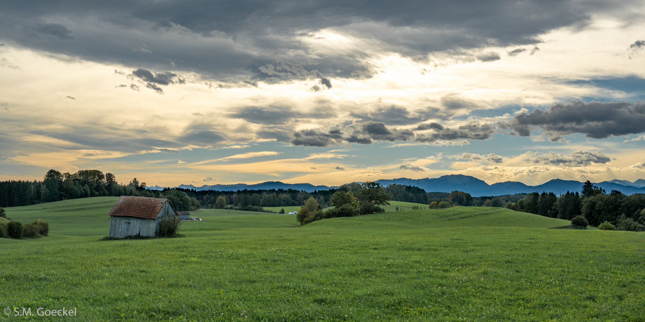 Dramatik über dem Gebirge