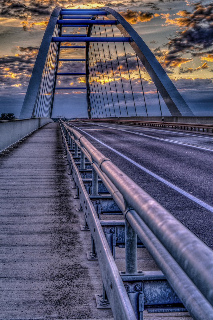 Dramatische Abendstimmung auf der Elbbrücke