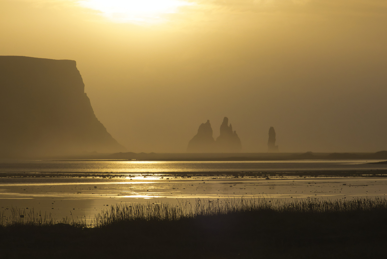 Dramatische Felstrolle im Meer