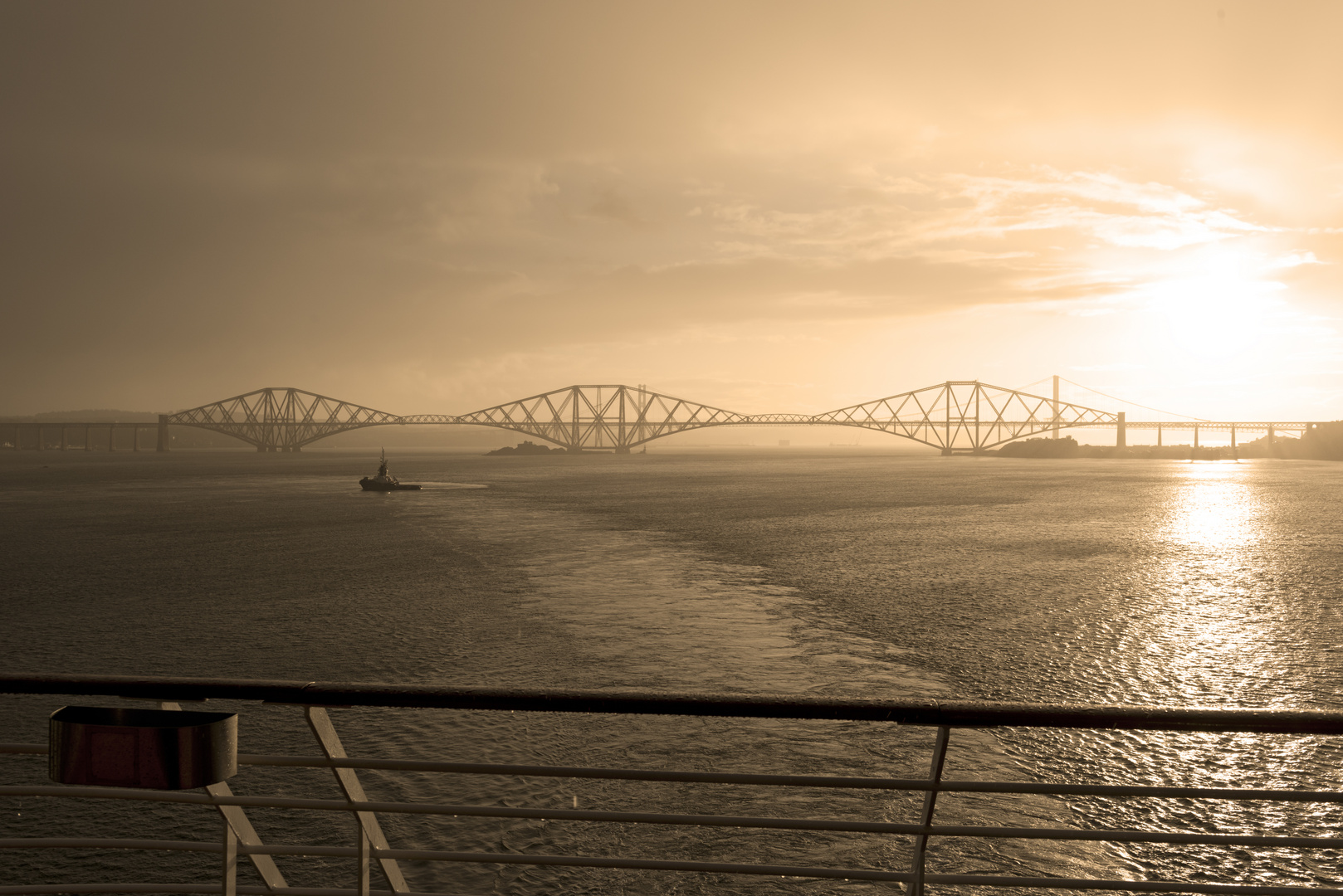 Dramatische Lichtstimmung über der Firth of Forth Bridge