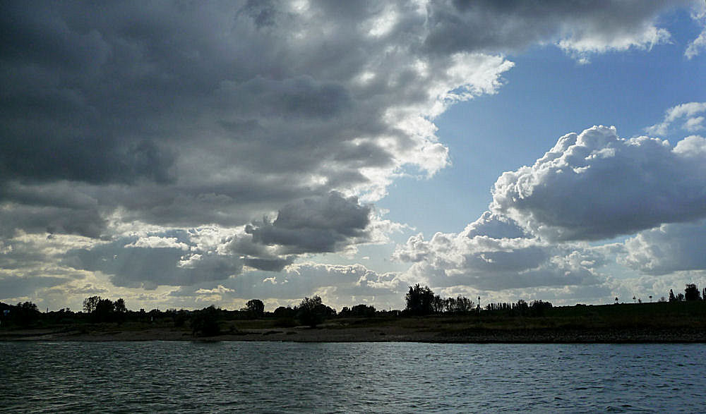 Dramatische Stimmung am Niederrhein bei Duisburg