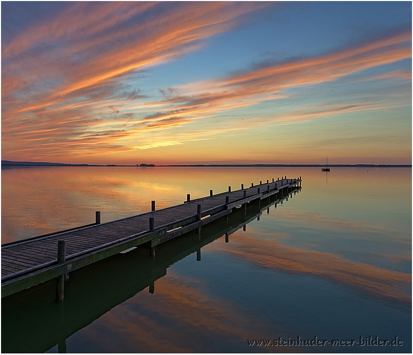 Dramatische Wolken am Abendhimmel über dem Steinhuder Meer in Steinhude