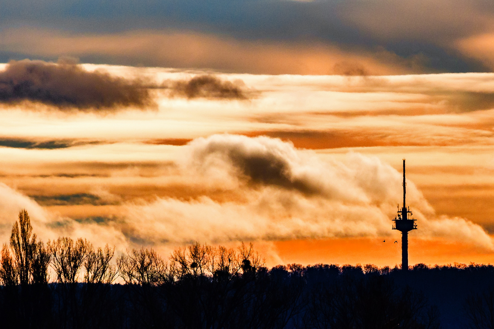 Dramatische Wolken bei Sonnenaufgang