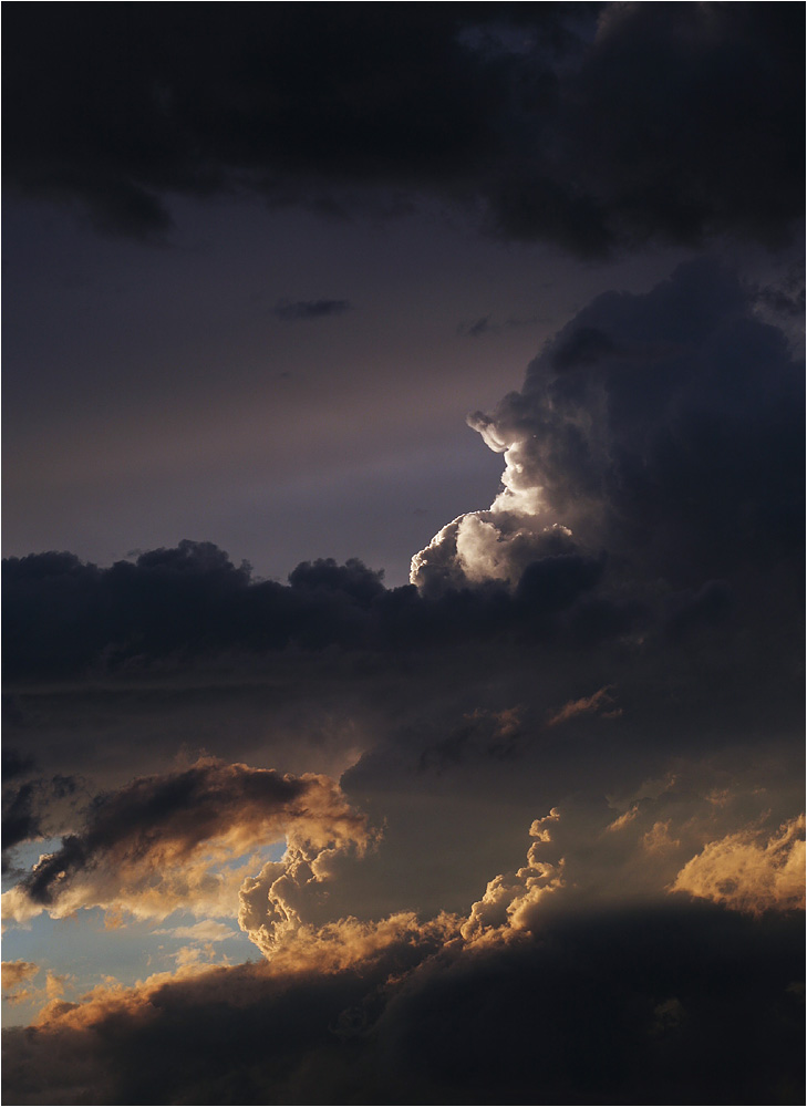 Dramatische Wolken im Abendlicht