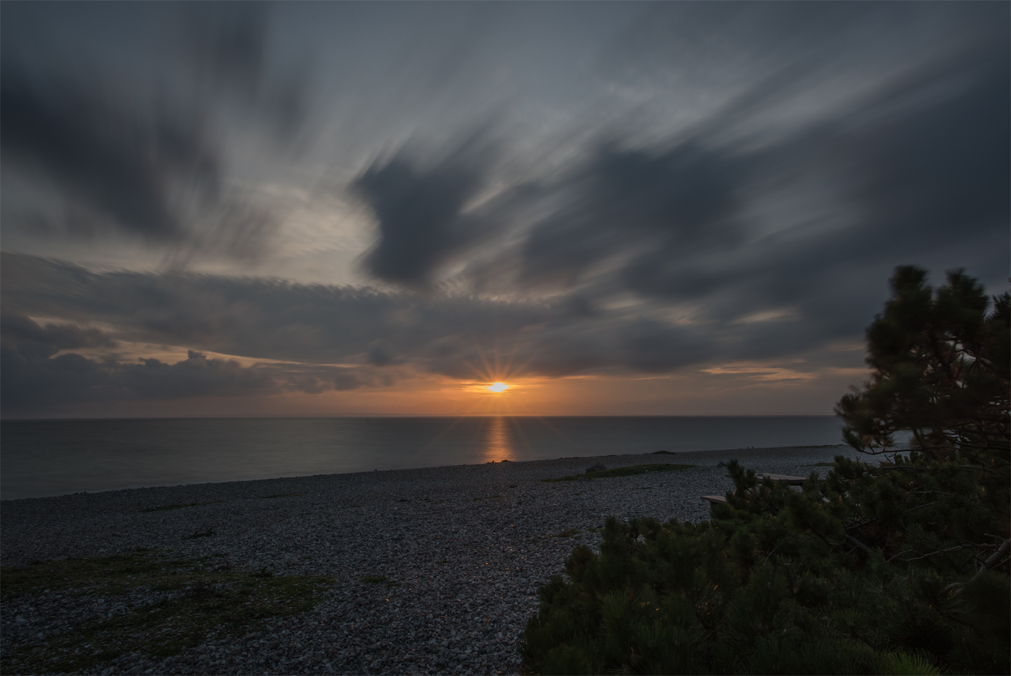 dramatische Wolken im Sonnenuntergang