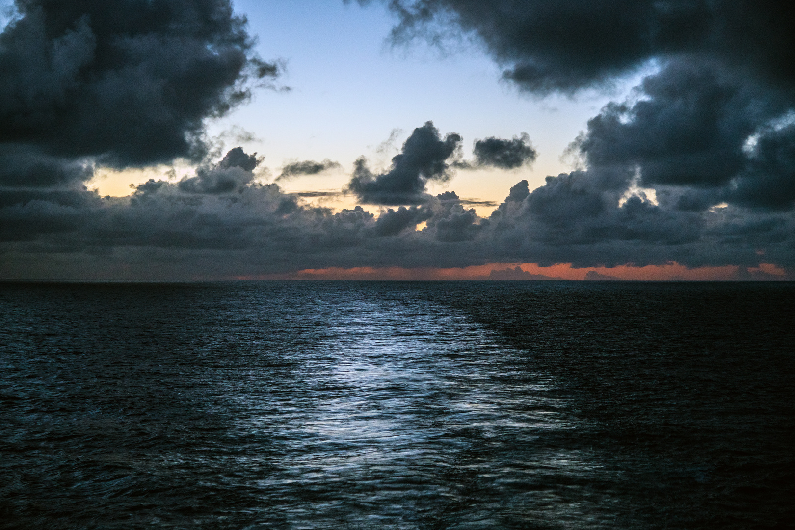 dramatische Wolken über dem Atlantik