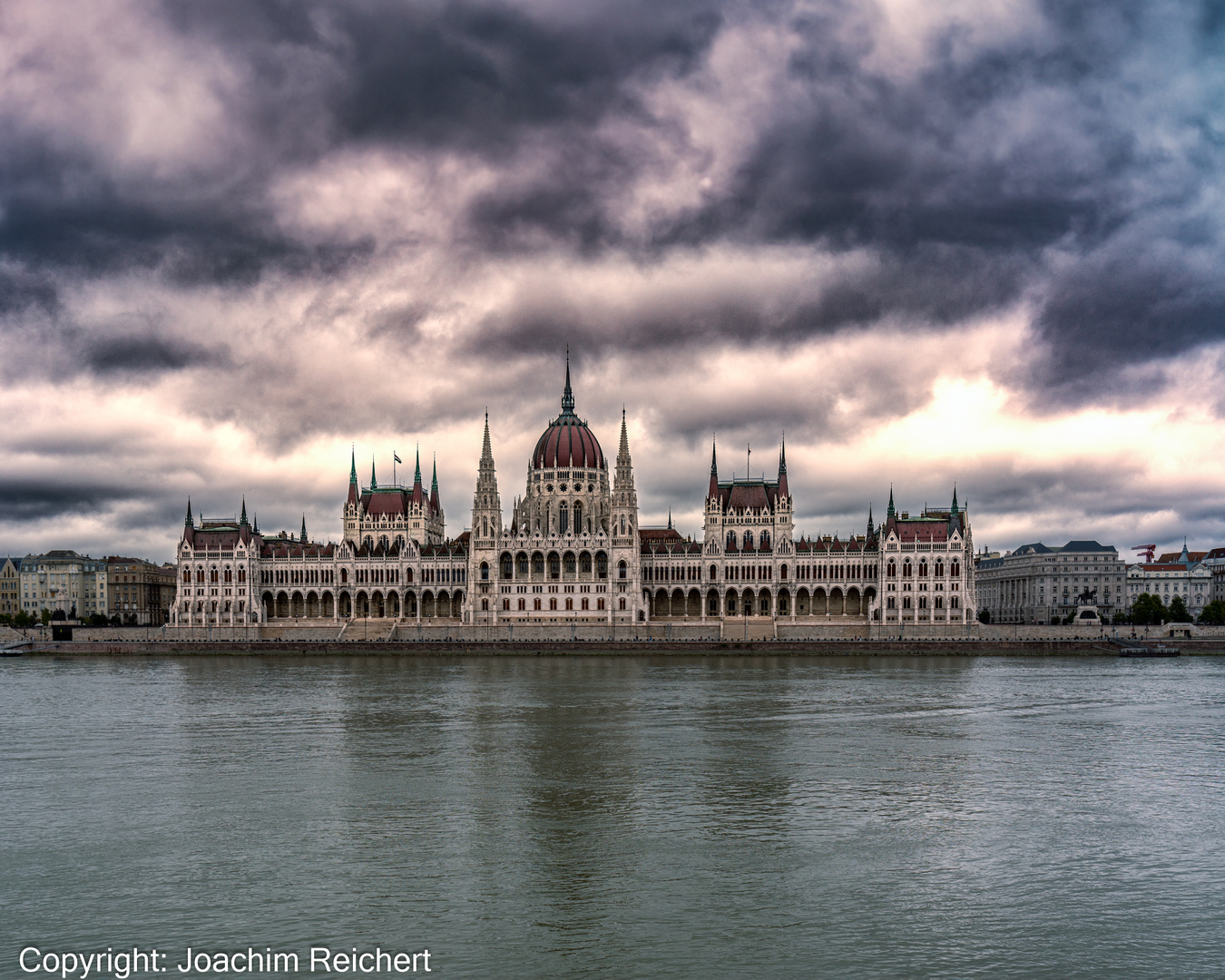 Dramatische Wolken über dem ungarischen Parlament in Budapest