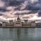 Dramatische Wolken über dem ungarischen Parlament in Budapest