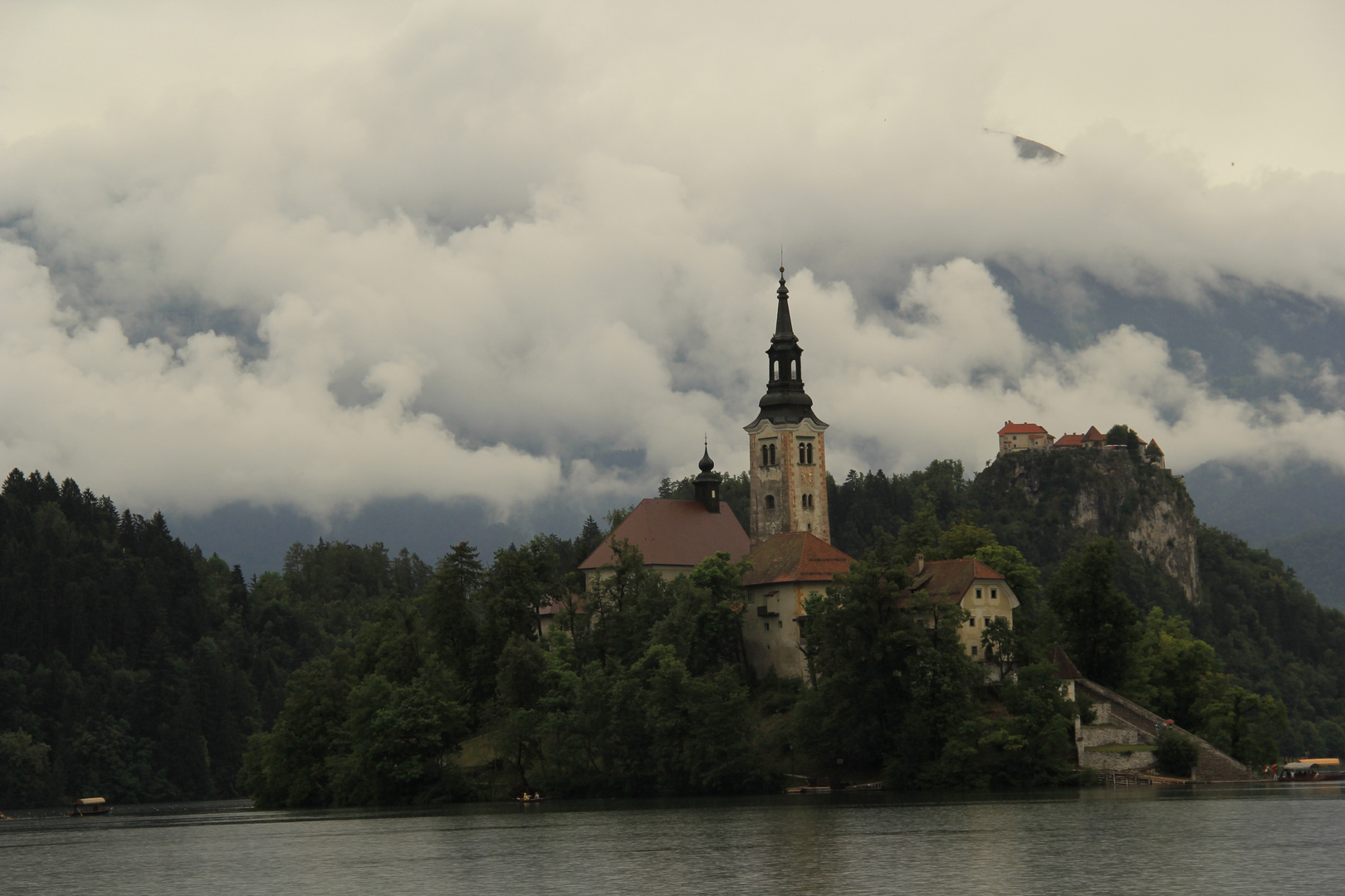 dramatische Wolkenstimmung über der Marienkirche im Bleder See