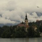 dramatische Wolkenstimmung über der Marienkirche im Bleder See