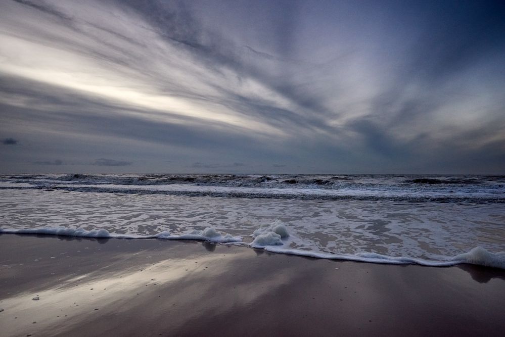 Dramatischer Himmel am Strand von Noord-Holland