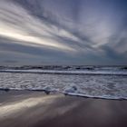 Dramatischer Himmel am Strand von Noord-Holland