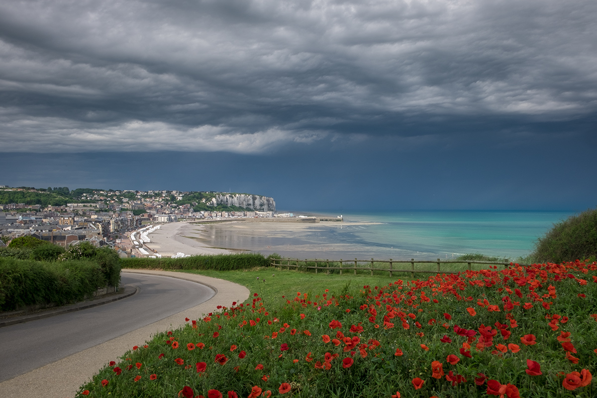 Dramatischer Himmel in der Normandie