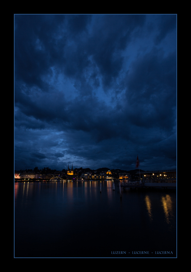 Dramatischer Himmel über dem Seebecken von Luzern.