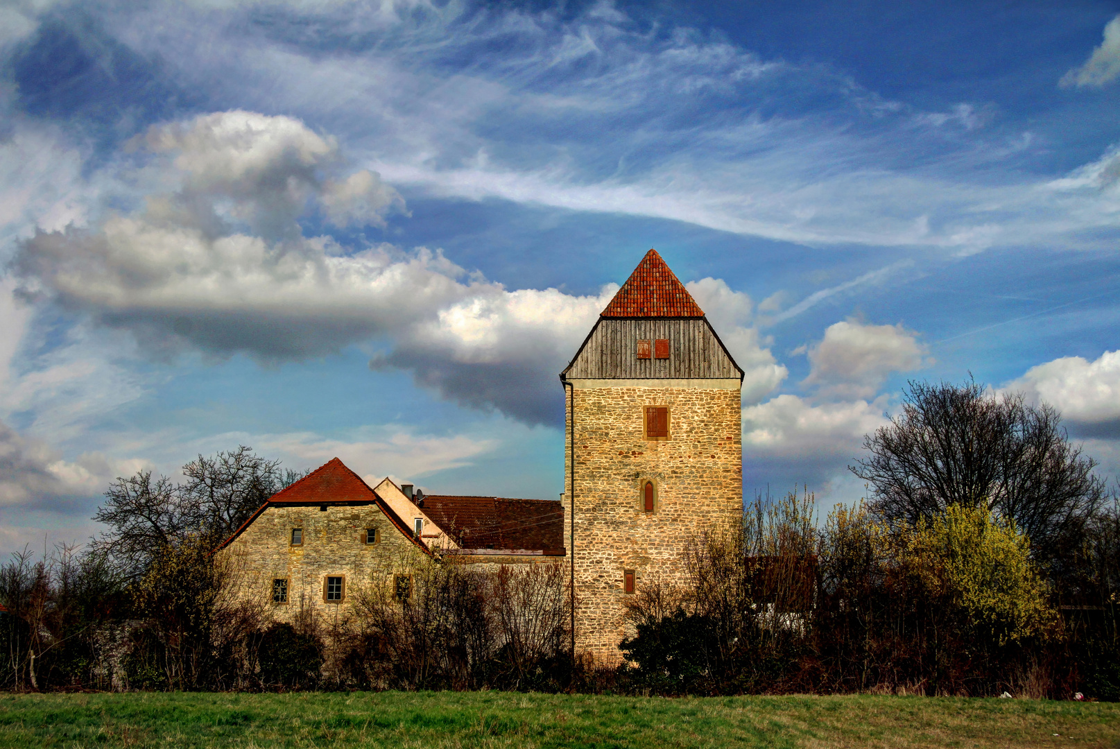 Dramatischer Himmel über der Horkheimer Burg