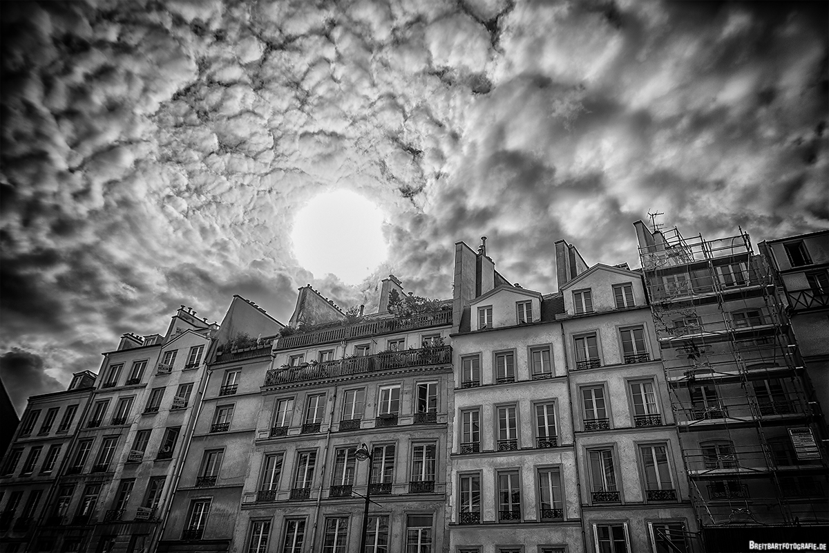 dramatischer Himmel über Paris