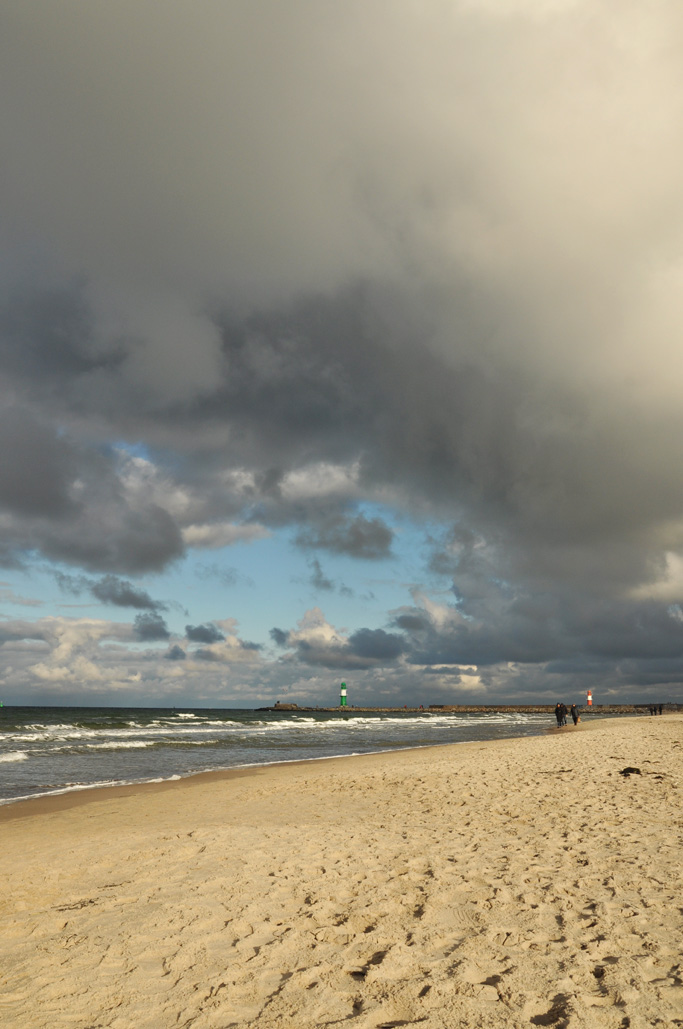 dramatischer Himmel über Warnemünde