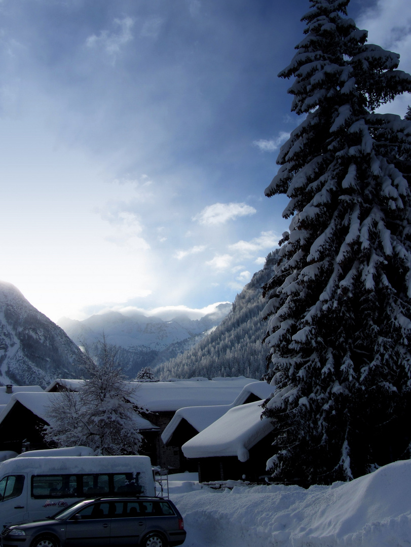 dramatischer Schneehimmel in Bergün