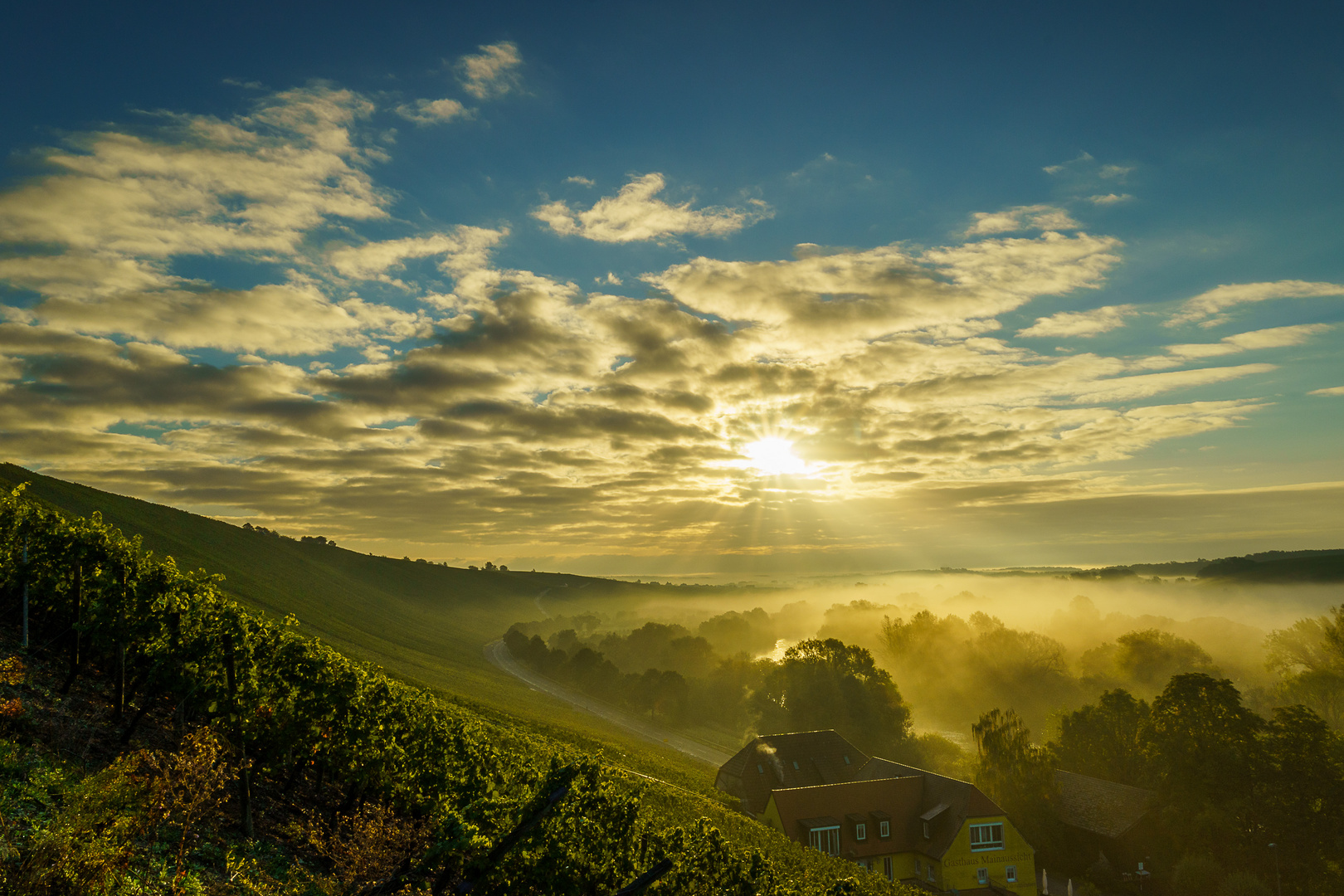 Dramatischer Sonnenaufgang an der Mainschleife