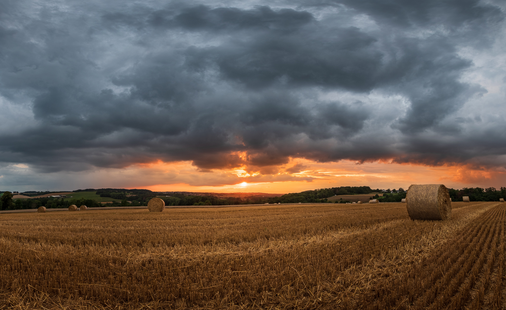 Dramatischer Sonnenuntergang