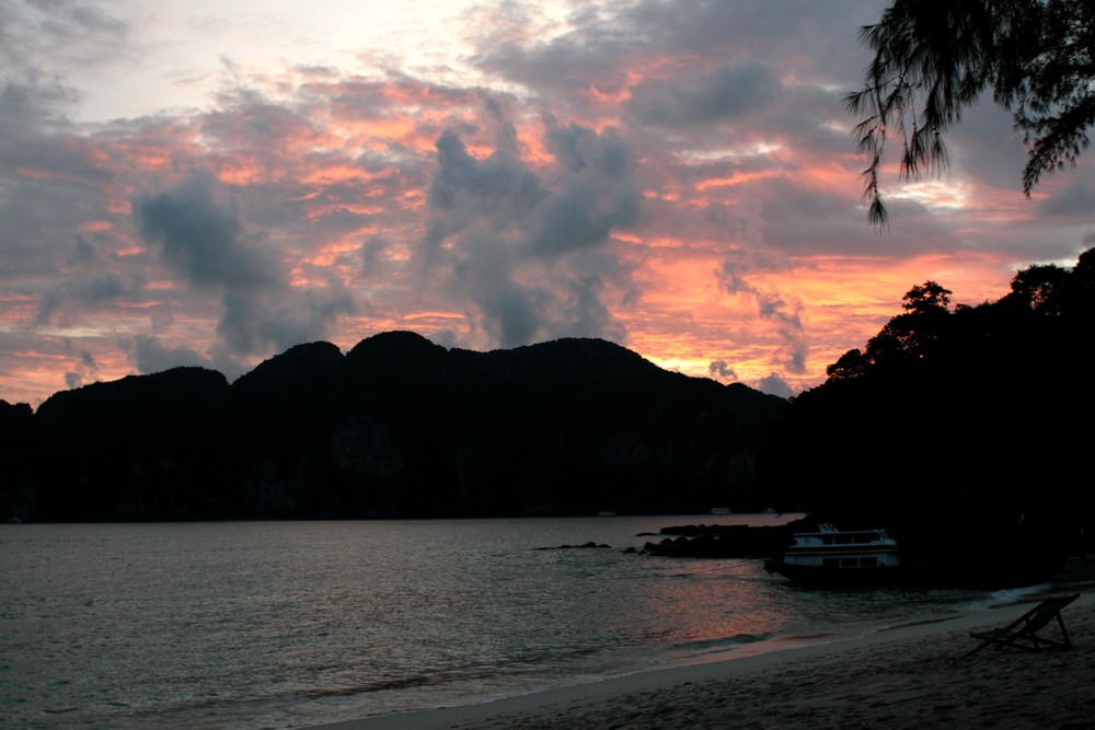 Dramatischer Sonnenuntergang auf Koh Phi Phi