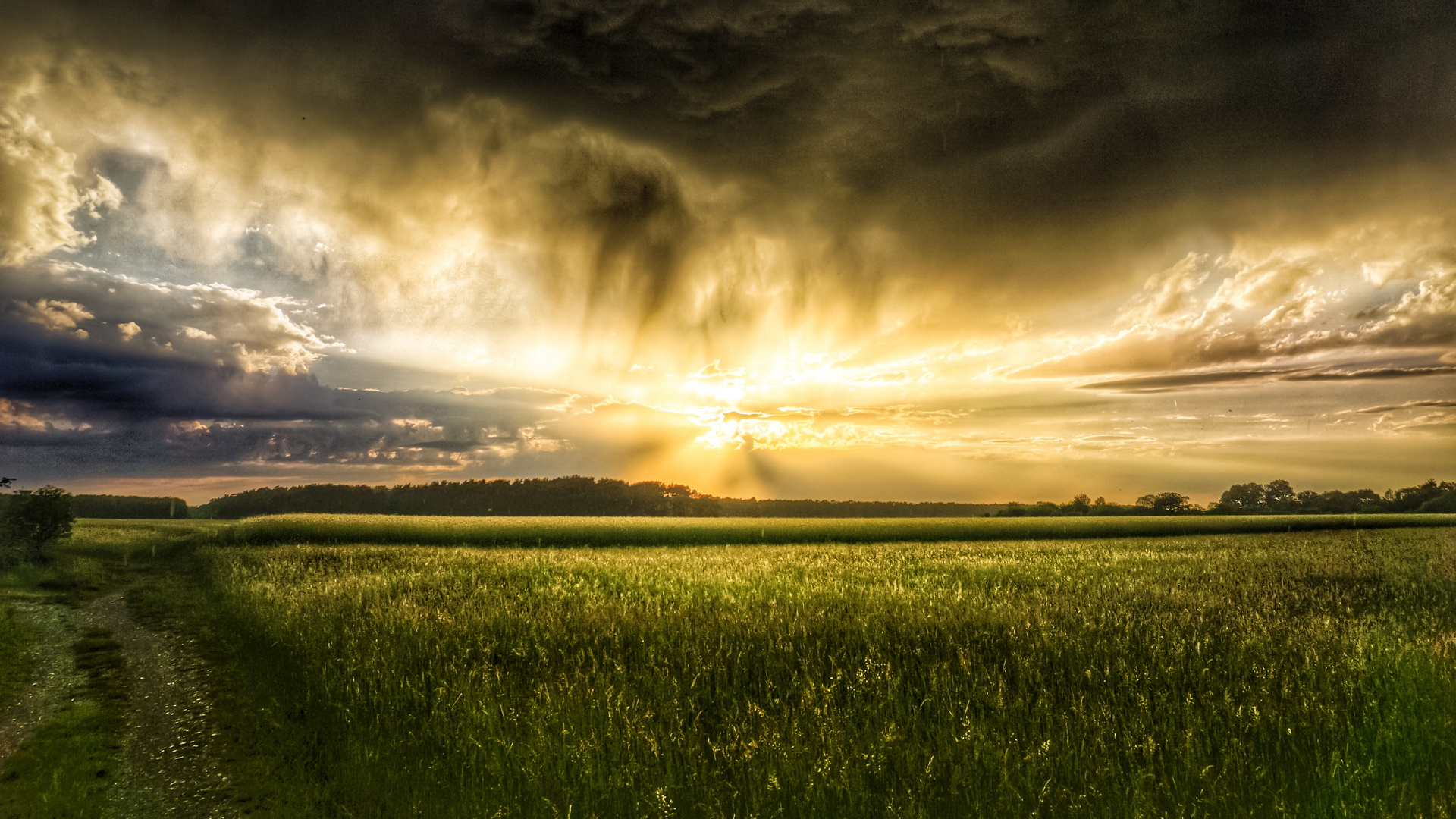 Dramatischer Sonnenuntergang 