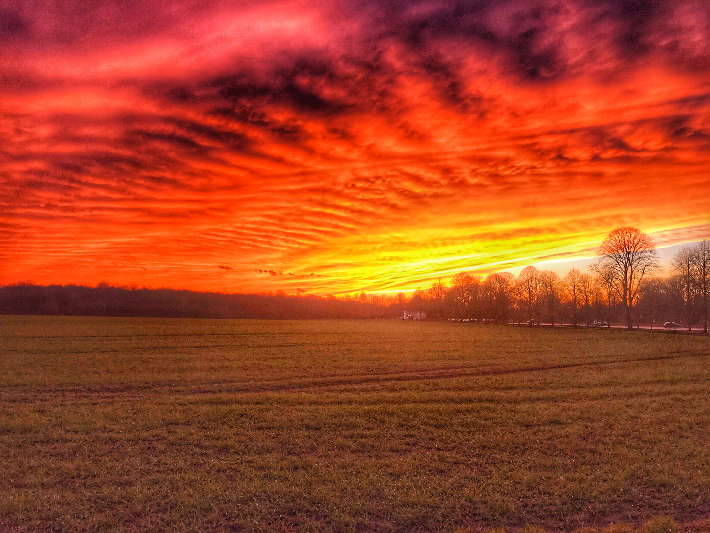 Dramatischer Sonnenuntergang über Mengede 