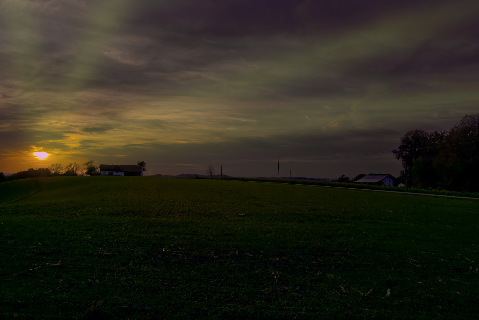 Dramatischer Sonnenuntergang über Tal und Feld bei Weingarten