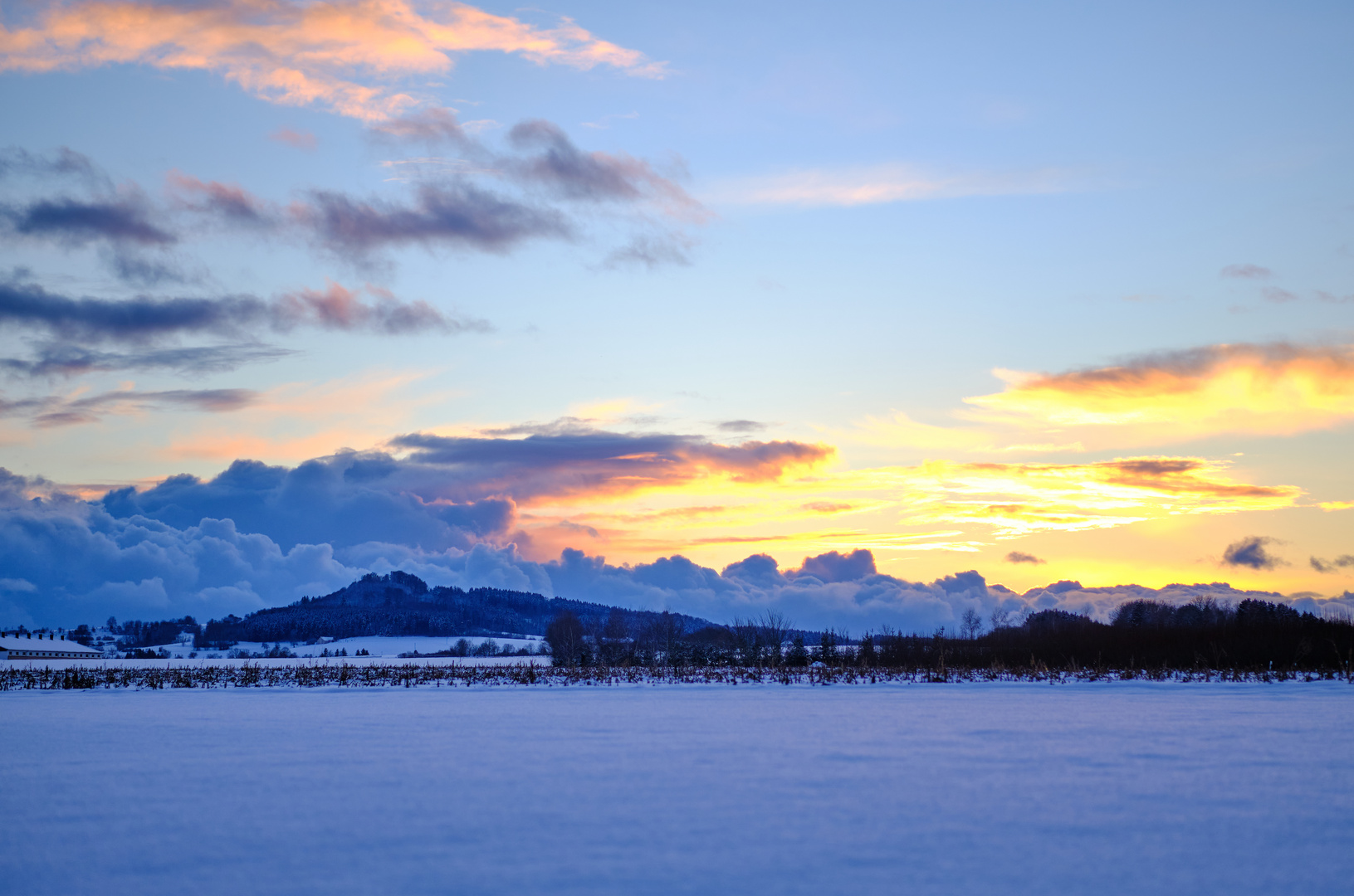 Dramatischer Winterhimmel über der Erhebung "Bussen" in Oberschwaben